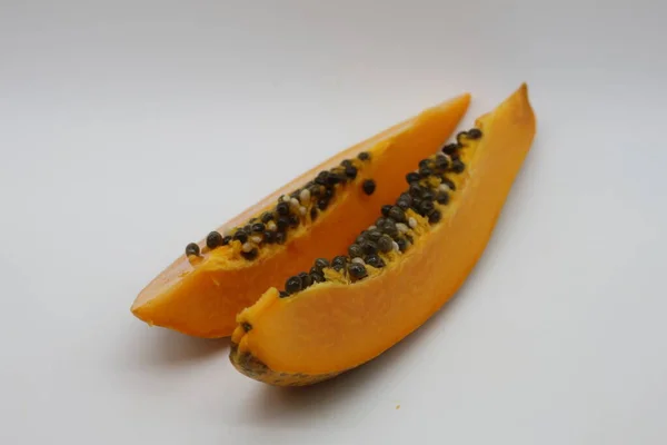 Trozos Papaya Recién Cortados Sobre Fondo Blanco — Foto de Stock