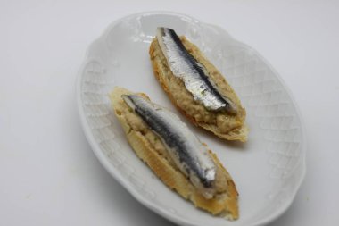 Yengeç kremalı ançüez. Pintxos denilen İspanyol tapas. Bask ülkesinden.