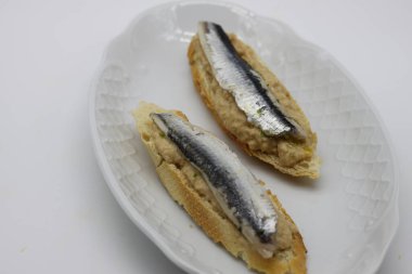 Yengeç kremalı ançüez. Pintxos denilen İspanyol tapas. Bask ülkesinden.