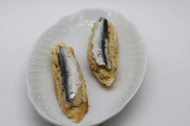 Yengeç kremalı ançüez. Pintxos denilen İspanyol tapas. Bask ülkesinden.