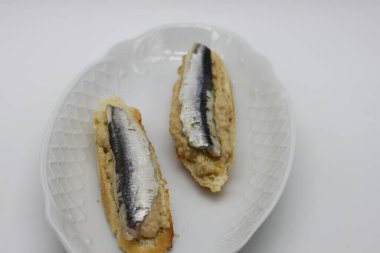 Yengeç kremalı ançüez. Pintxos denilen İspanyol tapas. Bask ülkesinden.