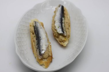 Yengeç kremalı ançüez. Pintxos denilen İspanyol tapas. Bask ülkesinden.