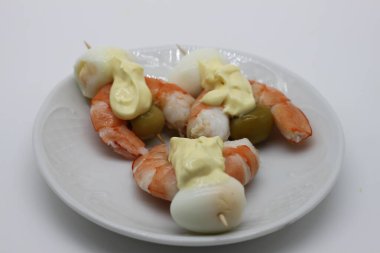 Pintxo denilen İspanyol tapas karides, bıldırcın yumurtası ve mayonezli zeytin.