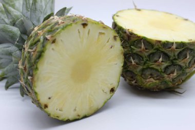 Beyaz arkaplanda ananas kesimi
