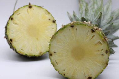 Beyaz arkaplanda ananas kesimi