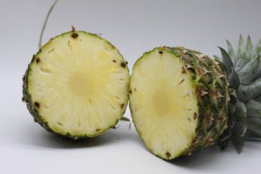 Beyaz arkaplanda ananas kesimi