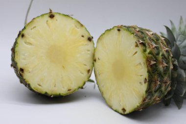 Beyaz arkaplanda ananas kesimi