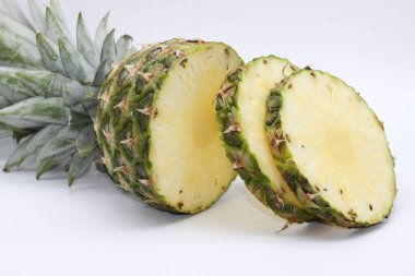 Beyaz arkaplanda izole edilmiş ananas dilimleri