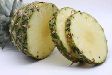Beyaz arkaplanda izole edilmiş ananas dilimleri