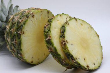 Beyaz arkaplanda izole edilmiş ananas dilimleri