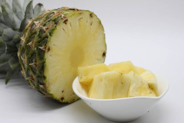 Dilimlenmiş ananas beyaz arkaplanda izole edilmiş.