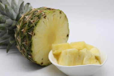 Dilimlenmiş ananas beyaz arkaplanda izole edilmiş.