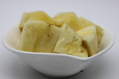 Bir kasede ananas parçaları