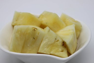 Bir kasede ananas parçaları