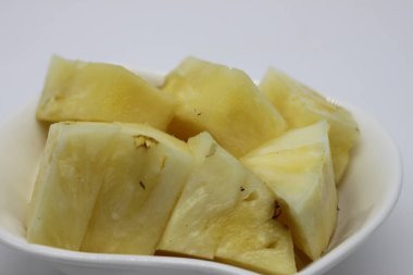 Bir kasede ananas parçaları