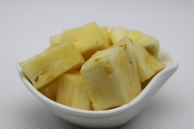 Bir kasede ananas parçaları