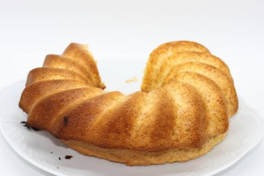 Ev yapımı tereyağı ve yoğurtlu kek.