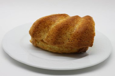 Ev yapımı tereyağı ve yoğurtlu kek.