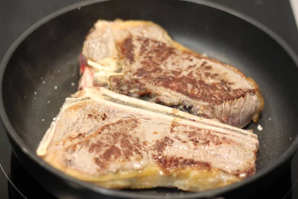 Chuletas Vaca Asadas Una Sartén — Foto de Stock