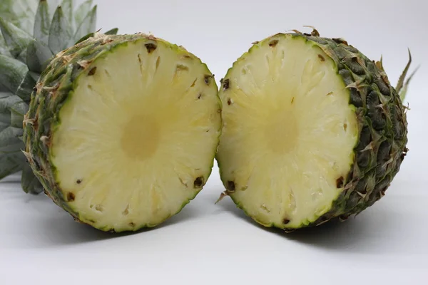 Ananas Tweeën Gesneden Witte Achtergrond — Stockfoto