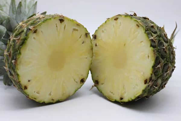 Ananas Skära Halvor Vit Bakgrund — Stockfoto