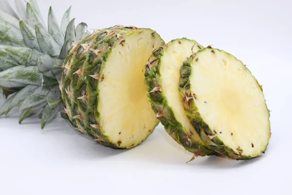 Ananas Scheiben Geschnitten Isoliert Auf Weißem Hintergrund — Stockfoto