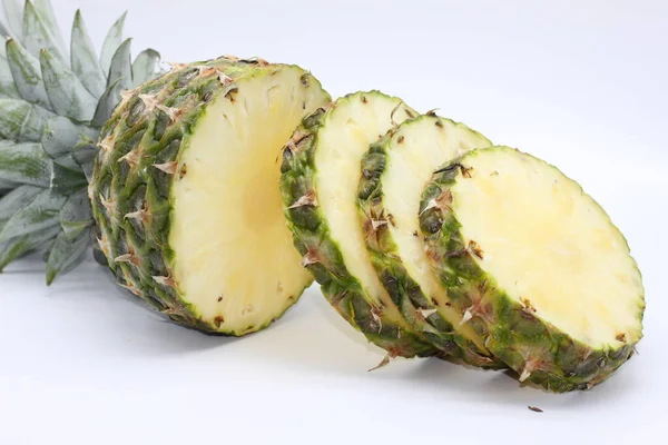 Ananas Scheiben Geschnitten Isoliert Auf Weißem Hintergrund — Stockfoto