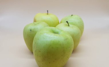 Beyaz bir arka plan üzerinde taze yeşil elma