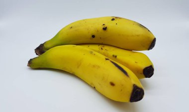 Beyaz arkaplanda sarı muzlar