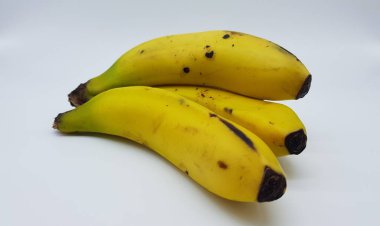 Beyaz arkaplanda sarı muzlar