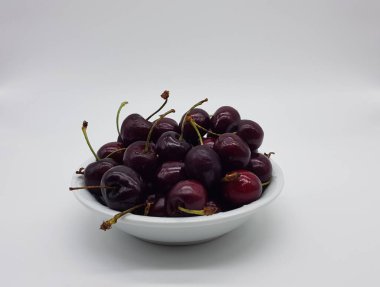 Beyaz arka planda olgun kirazlar