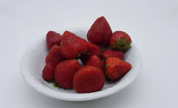 Fraises Mûres Sur Fond Blanc — Photo