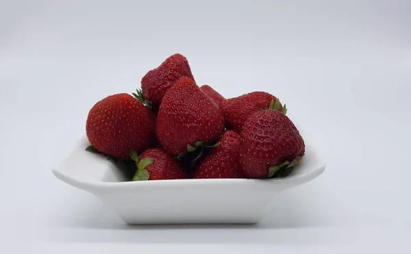 Reife Erdbeeren Auf Weißem Hintergrund — Stockfoto