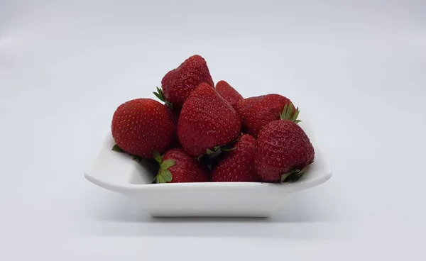 白い背景に熟したイチゴ — ストック写真
