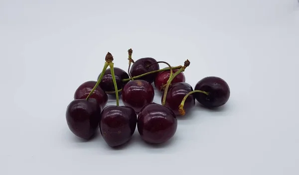 Cerezas Maduras Sobre Fondo Blanco —  Fotos de Stock