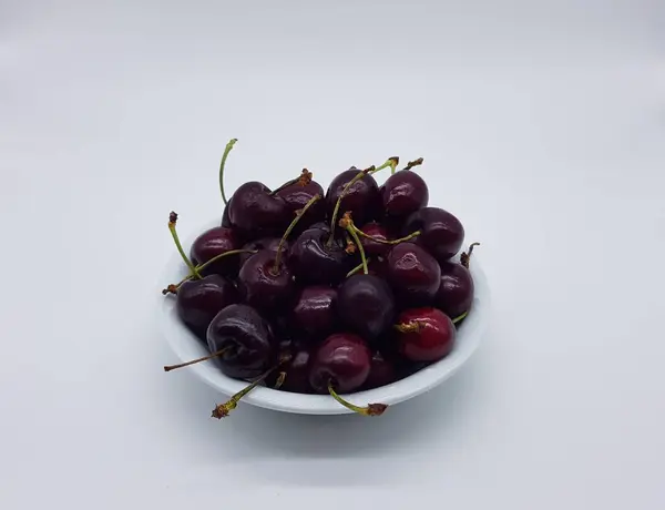 Cerezas Maduras Sobre Fondo Blanco —  Fotos de Stock