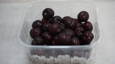 Beyaz arka planda olgun kirazlar