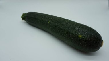 Beyaz arkaplanda yeşil kabak