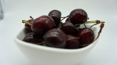 Beyaz arka planda olgun kirazlar