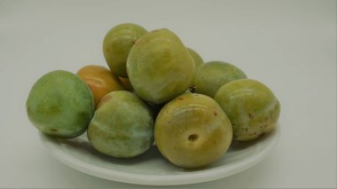 Yeşil erikler yemeye hazır.