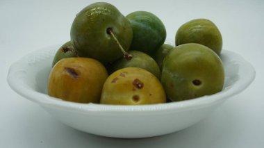 Yeşil erikler yemeye hazır.