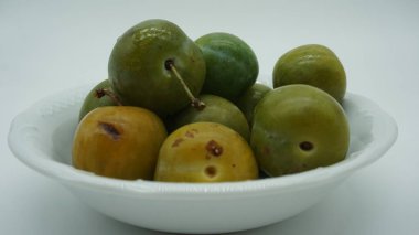 Yeşil erikler yemeye hazır.