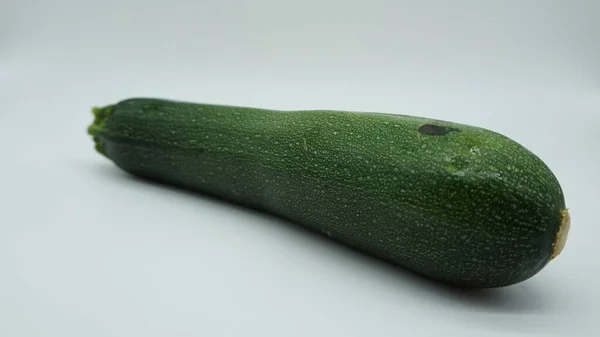 Grüne Zucchini Auf Weißem Hintergrund — Stockfoto