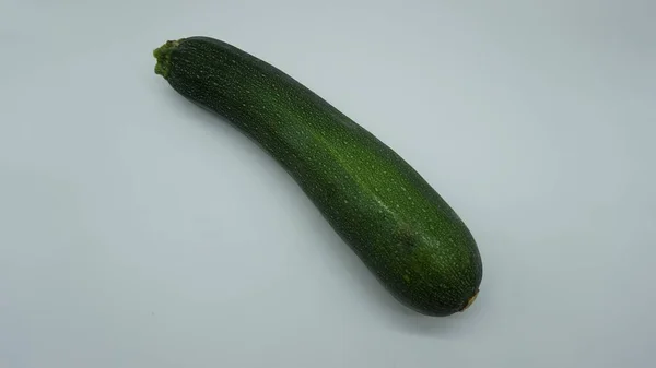 Grüne Zucchini Auf Weißem Hintergrund — Stockfoto