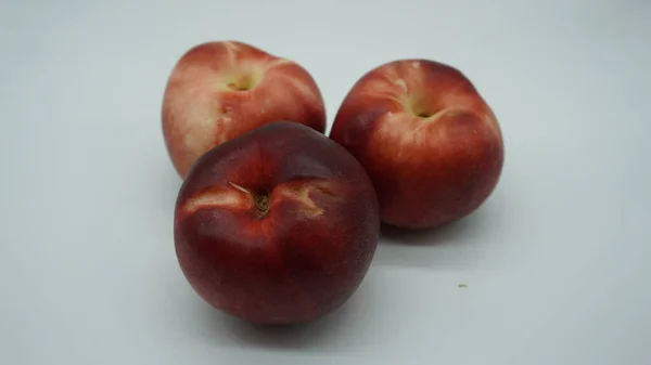 Nectarines Witte Brionen Drie Hele Stukken Geïsoleerd Witte Achtergrond — Stockfoto