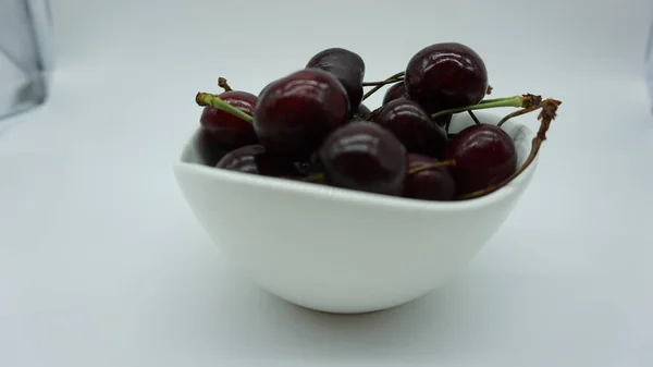 Cerezas Maduras Sobre Fondo Blanco —  Fotos de Stock