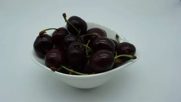 Cerezas Maduras Sobre Fondo Blanco —  Fotos de Stock