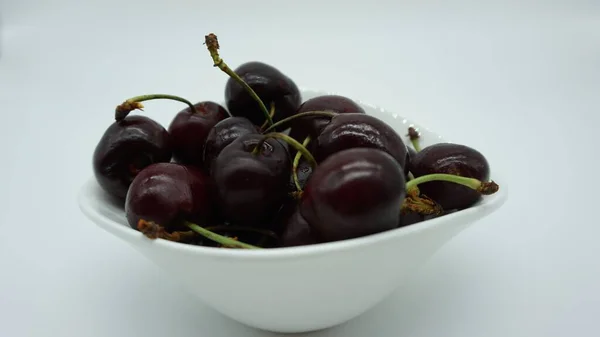 Cerezas Maduras Sobre Fondo Blanco —  Fotos de Stock