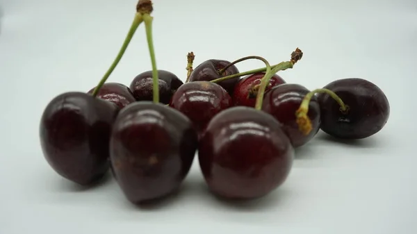 Cerezas Maduras Sobre Fondo Blanco — Foto de Stock