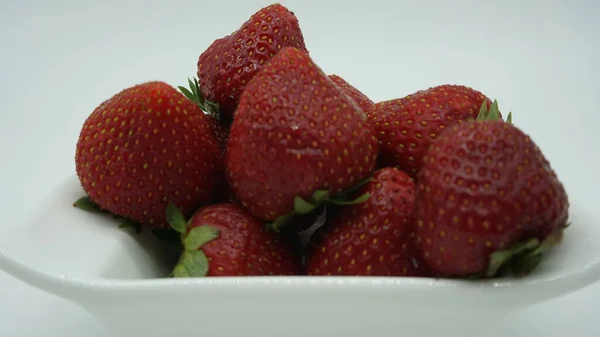 Fraises Mûres Sur Fond Blanc — Photo